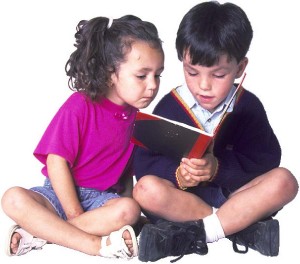 due bambini leggono