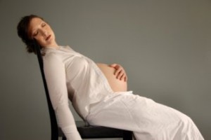 una donna stanca in gravidanza