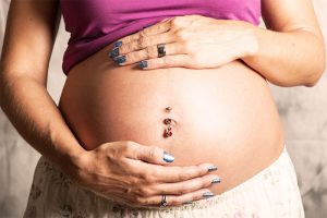 meglio tenere sotto controllo le infezioni da piercing durante la gravidanza