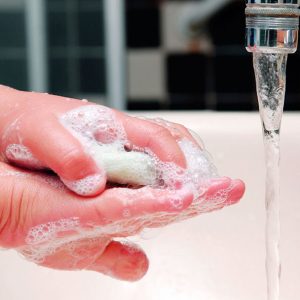 Lavare le manine ai bambini