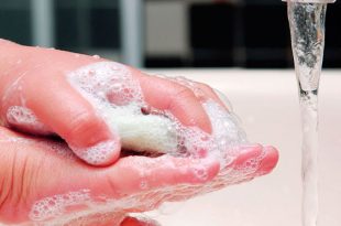 Lavare le manine ai bambini