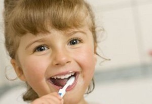 bambini lavarsi i denti